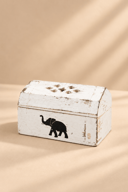Witgewassen houten wierookdoosje van 8 cm met zwart olifantmotief en gesloten deksel op warme beige achtergrond