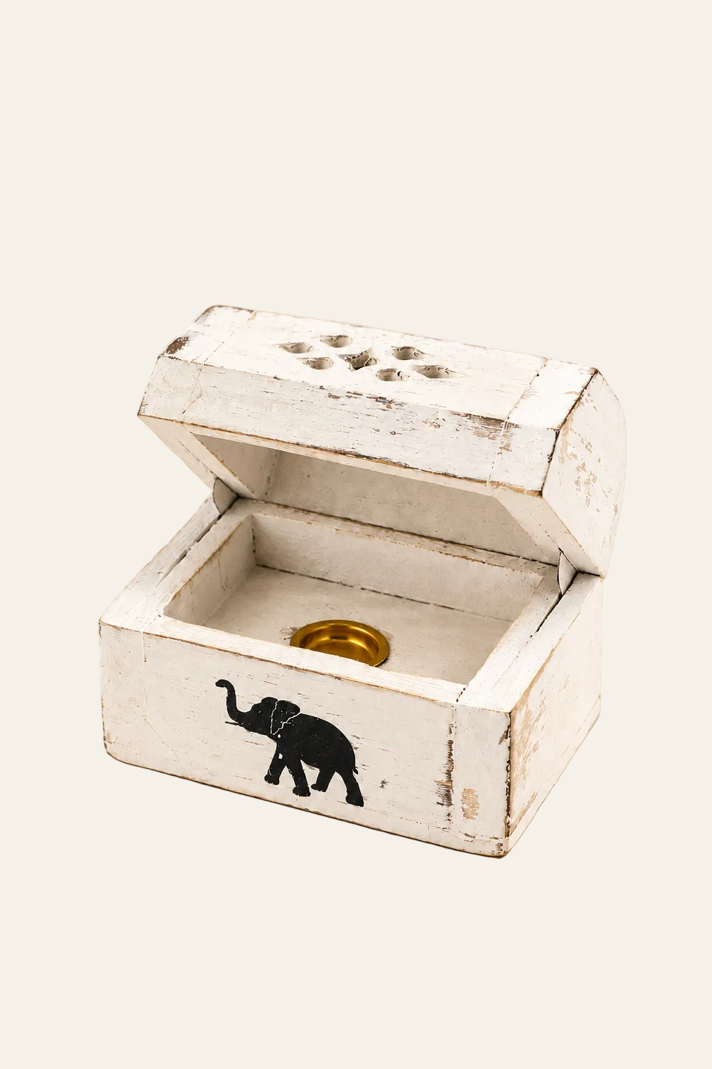 Open witgewassen houten wierookdoosje met olifantmotief en metalen houder voor wierookkegels op beige achtergrond