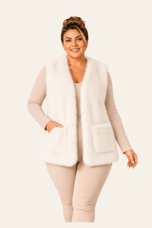 Vooraanzicht van wit damesgilet in bontlook met steekzakken.