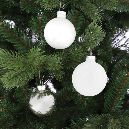 Witte glazen kerstballen in een kerstboom detailfoto