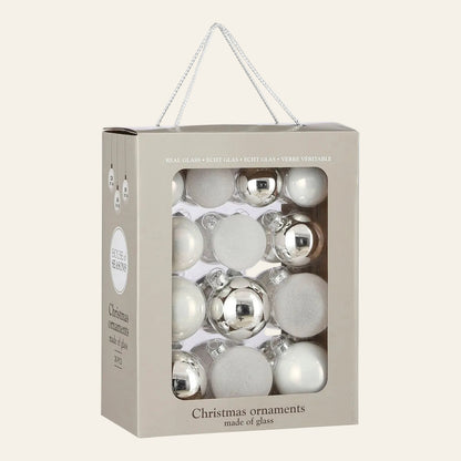 Witte glazen kerstballen set van 26 in 3 formaten in een doos met transparante vooraanzicht