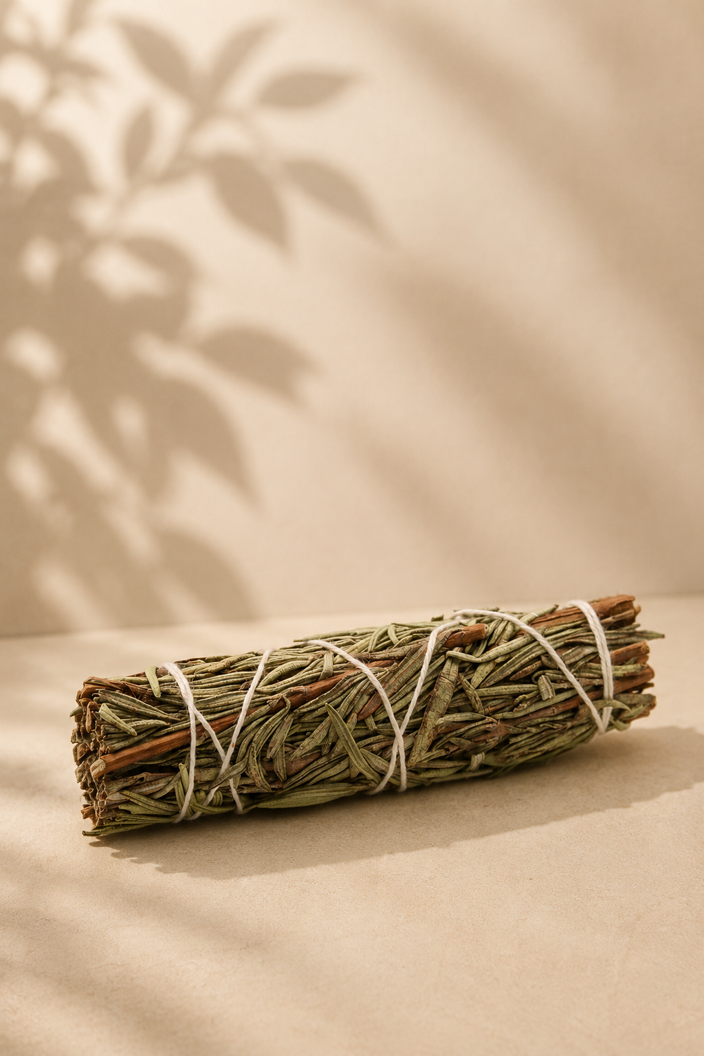 Witte salie en lavendel smudge stick 22,5 cm op een beige achtergrond