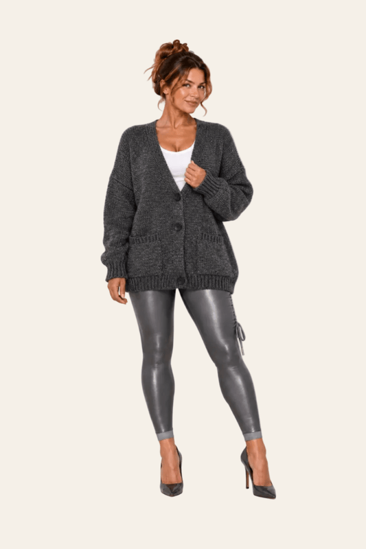 Vooraanzicht van LMB Boutique wollen damesvest met V-hals, knoopsluiting en zakken.