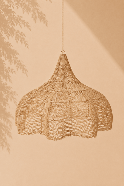 XXL handgevlochten rotan hanglamp op een beige gebladerde achtergrond
