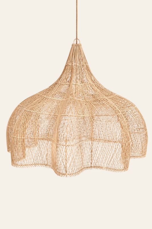 XXL handgevlochten rotan hanglamp op een licht beige achtergrond als productfoto