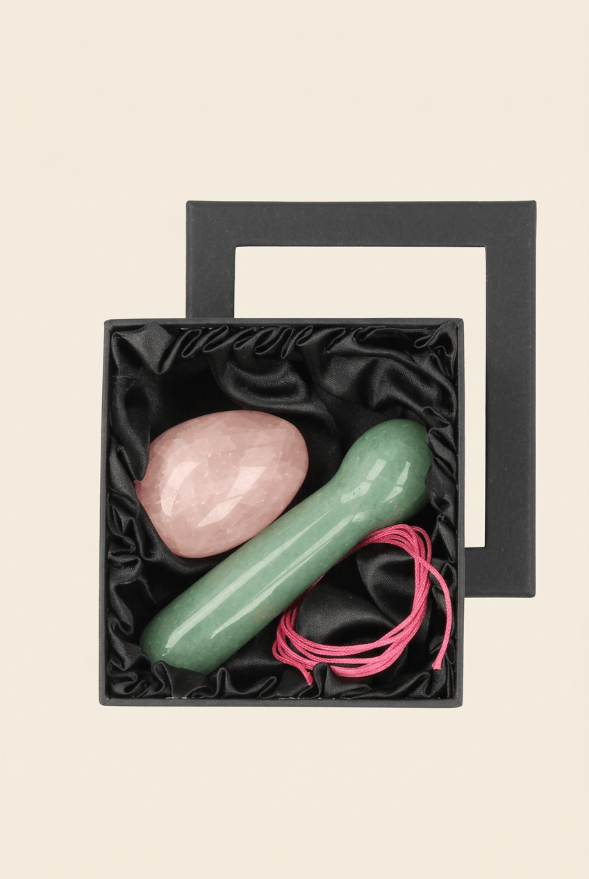 Rozenkwarts yoni ei van 45x34 mm met roze koord, groene aventurijn massagestaaf en zwart doosje.