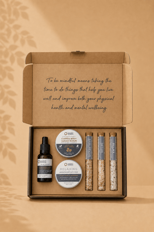  Zelfzorgpakket voor ontspanning en verwennerij bestaant uit gezichtserum, bodyscrub, en badzout als productfoto