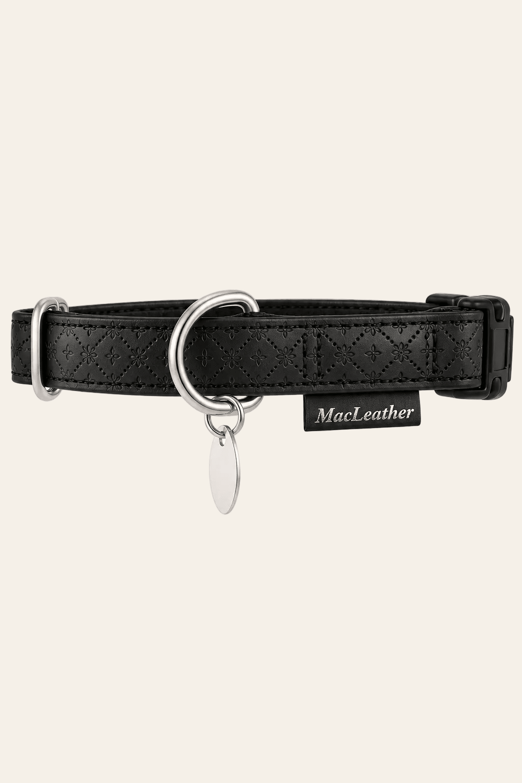 Zolux MacLeather hondenhalsband zwart 45–70 × 2,5 cm van kunstleer met zilverkleurige ring, medaillon en zwarte kliksluiting.