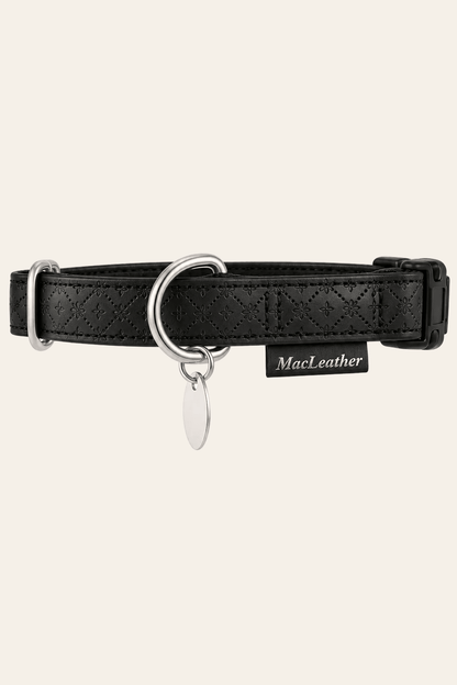 Zolux MacLeather hondenhalsband zwart 45–70 × 2,5 cm van kunstleer met zilverkleurige ring, medaillon en zwarte kliksluiting.