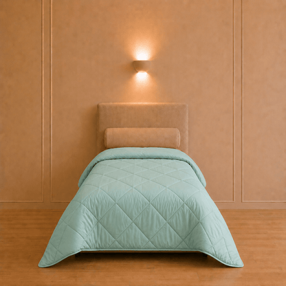 Licht zomerdekbed in aqua van 140 × 200 cm op een eenpersoonsbed in een warme slaapkamer
