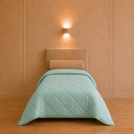 Licht zomerdekbed in aqua van 140 × 200 cm op een eenpersoonsbed in een warme slaapkamer