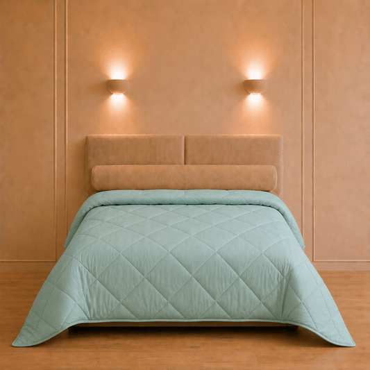 Licht zomerdekbed in beige van 140 × 200 cm op een eenpersoonsbed in een warme slaapkamer