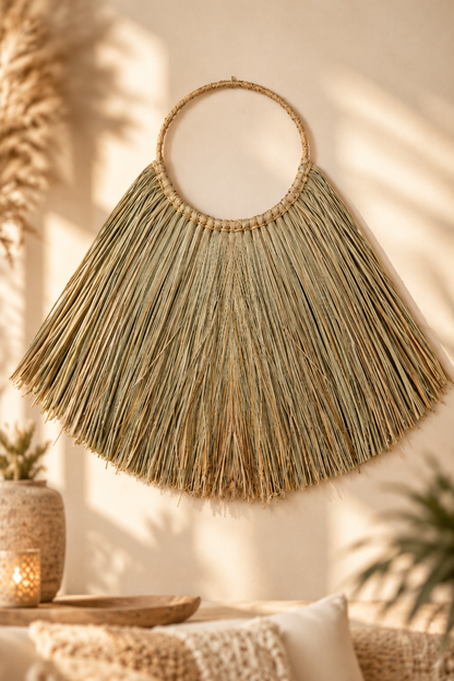 Bohemian wanddecoratie van natuurlijk zeegras in waaiervorm aan een beige muur in een sfeervol interieur met warme tinten en zachte achtergrond.