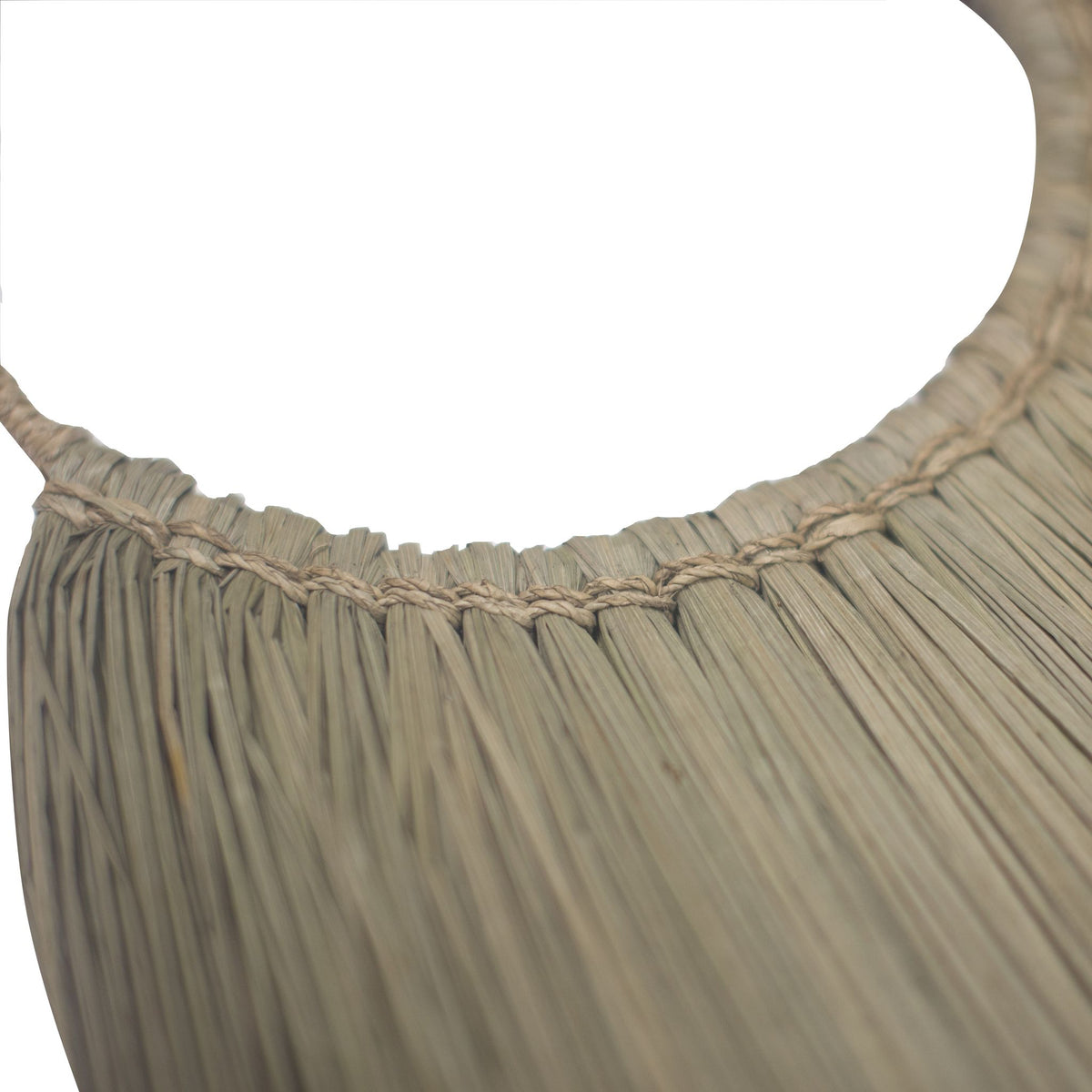 Een detailfoto van hoe het zeegras rond de ring geknoop is.