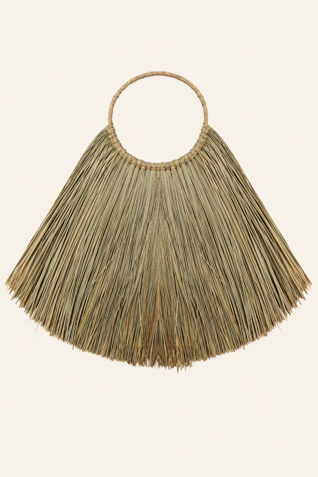 Handgemaakte bohemian wanddecoratie van naturel zeegras met ronde ophangring en waaiervormige vezels op een neutrale lichtbeige achtergrond.