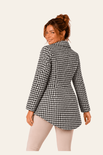 Achteraanzicht van zwart LMB Boutique damesjasje met langere rug en contrasterende verticale ritssluiting.