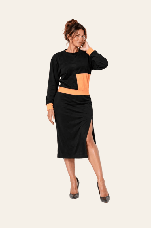 Vooraanzicht van zwarte LMB Boutique fluwelen damesset met blouse en kokerrok.