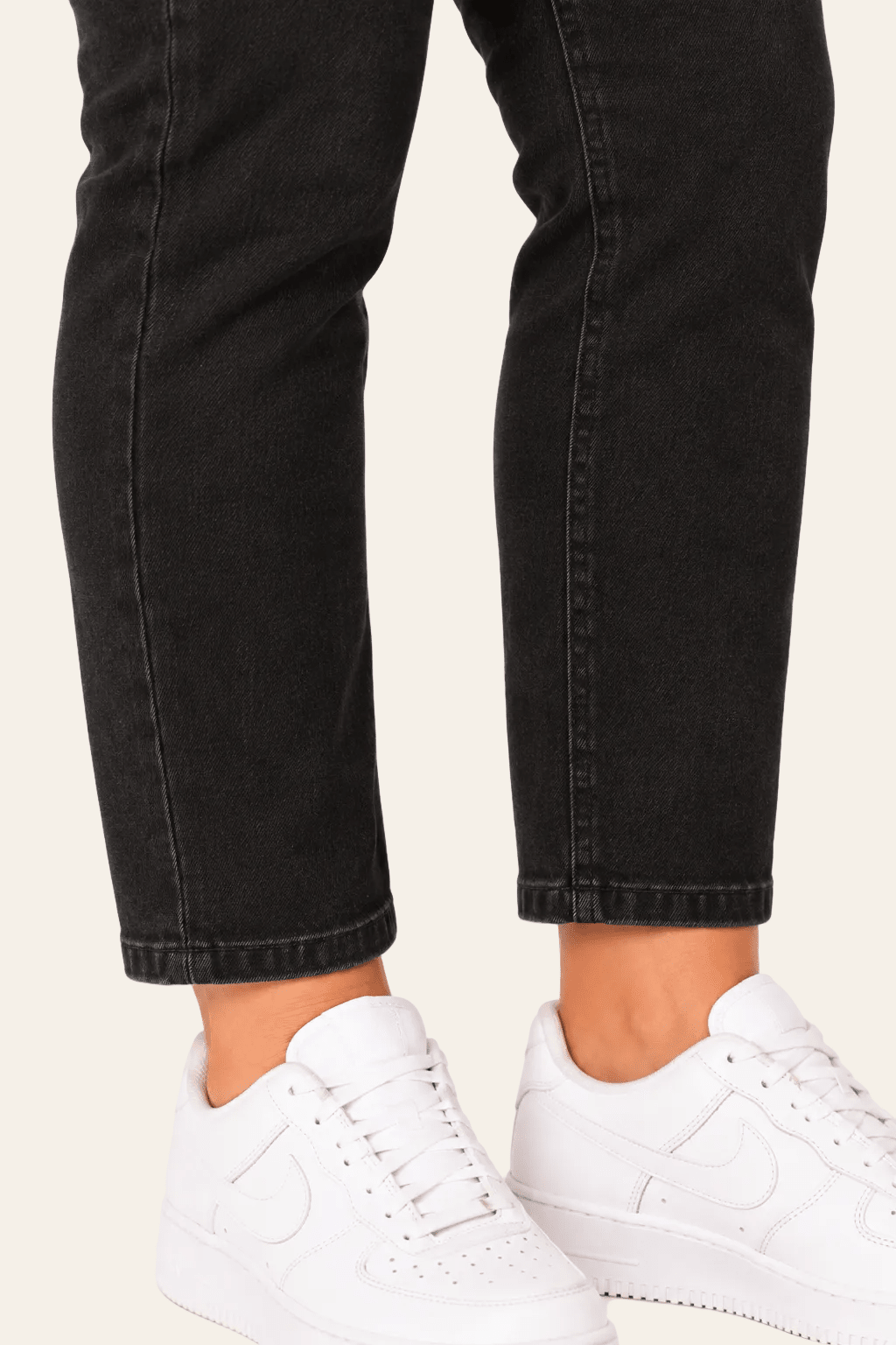 Detail van snit, naad en zoom van zwarte skinny damesjeans.
