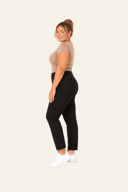 Zijaanzicht van zwarte skinny damesjeans met normale taille.