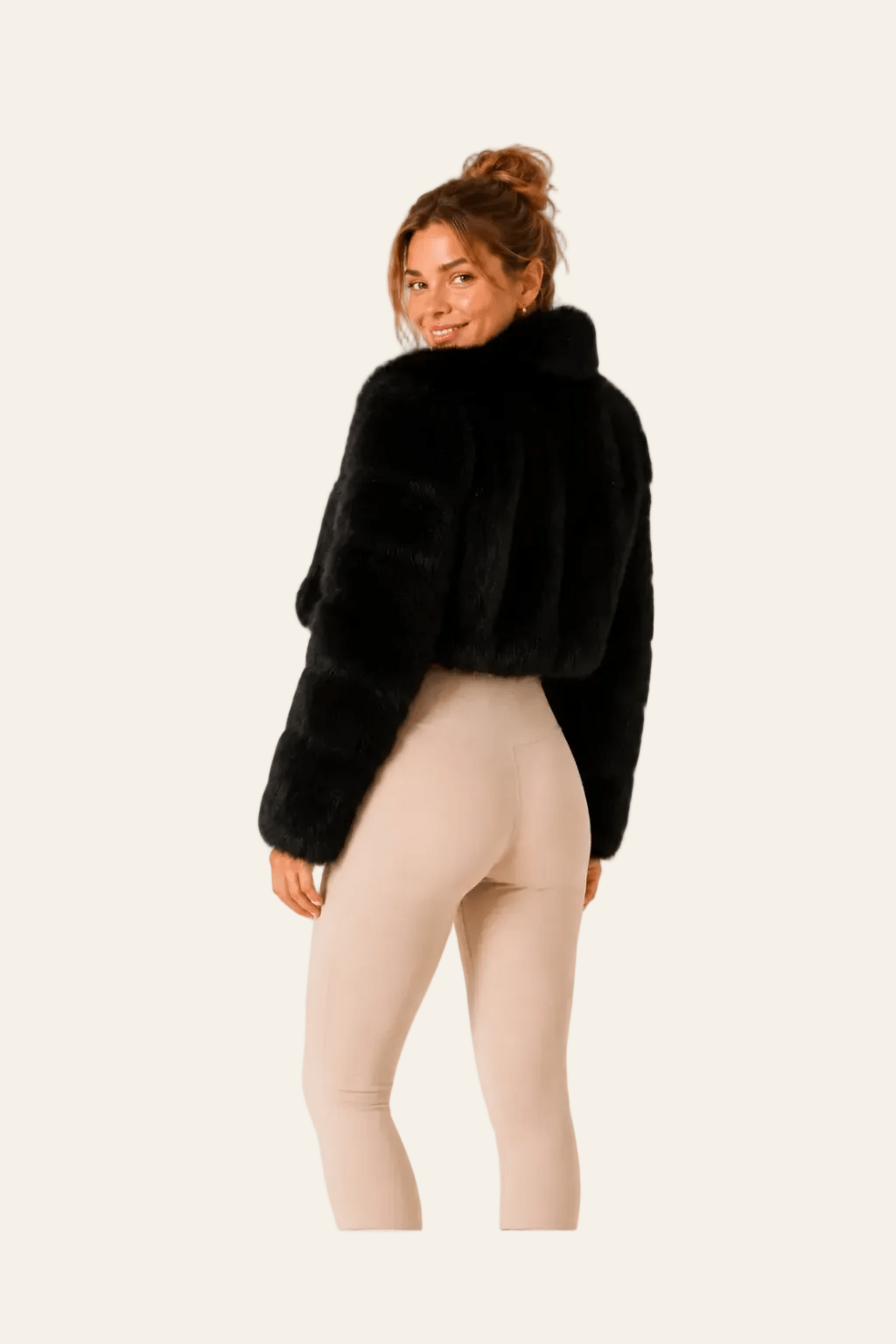 Zwarte korte damesjas in bontlook met capuchon en klittenbandsluiting