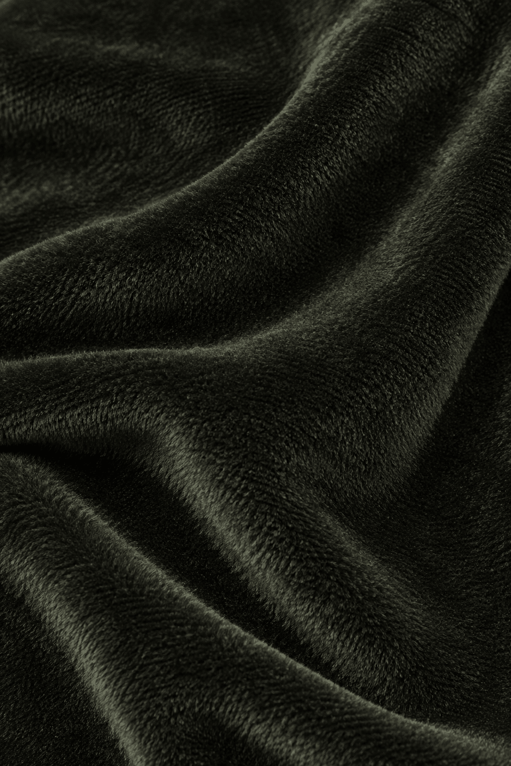 Detail van de zwarte velours stofstructuur van tweedelige dames set.