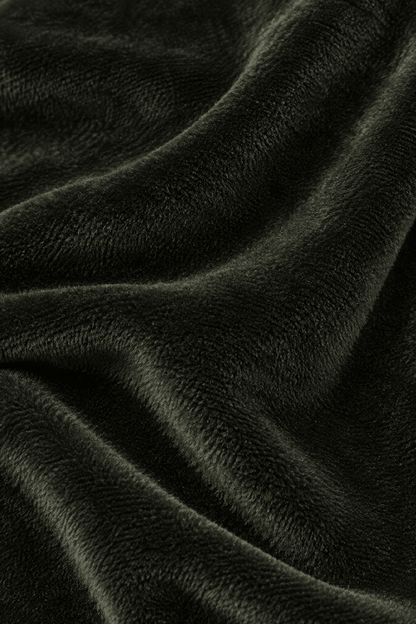 Detail van de zwarte velours stofstructuur van tweedelige dames set.