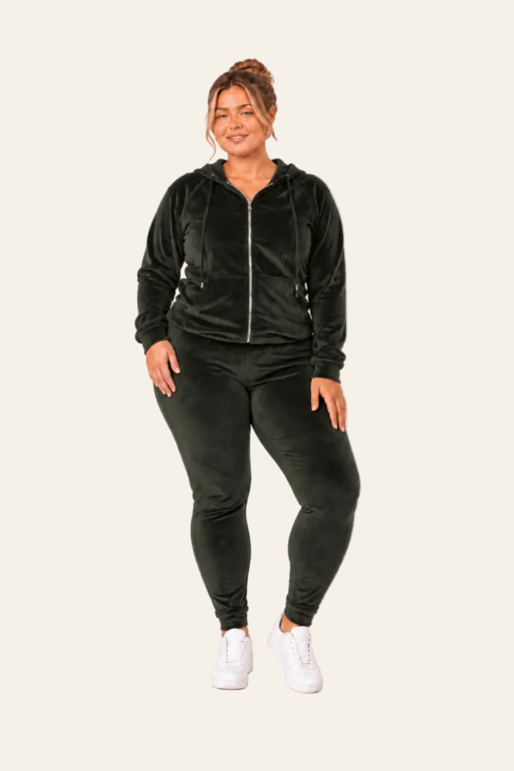 Vooraanzicht van zwarte velours set met capuchon en lange broek.
