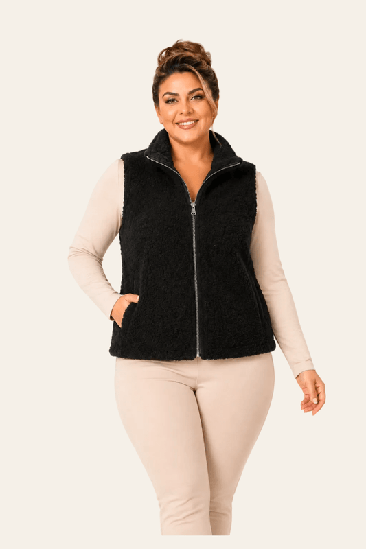 Vooraanzicht van zwarte damesbodywarmer in bontlook met ritssluiting.