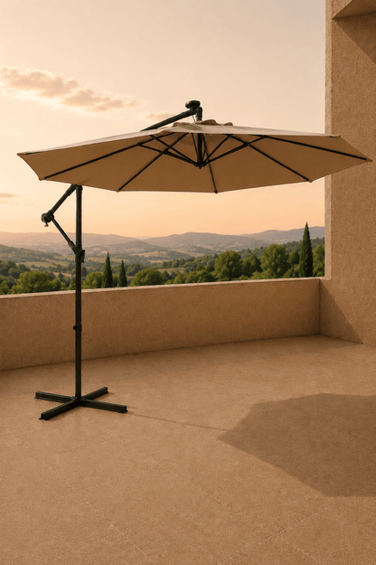 Zweefparasol met solar led verlichting van 3m breedt op een beige terras met dieptezicht op bergen