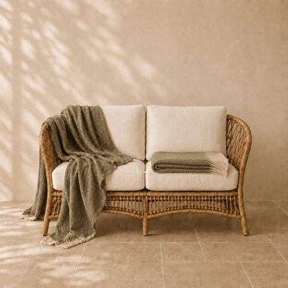 Denver wollen plaid in olijfgroenkleur 140 × 200 cm, met aandacht voor materiaal, structuur en proportie.