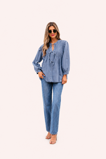 Denim top met pofmouwen, strikje en pintucks