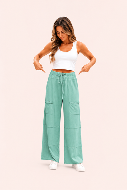 Wide leg cargo broek met mineral wash en trekkoord