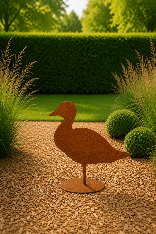 Roestige decoratieve eend op vloerplaat