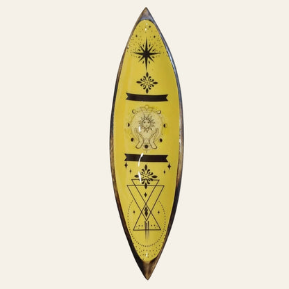 Gele Hand & Sun wierookhouder van mangohout met zwarte illustraties van zon, handen en geometrische symbolen