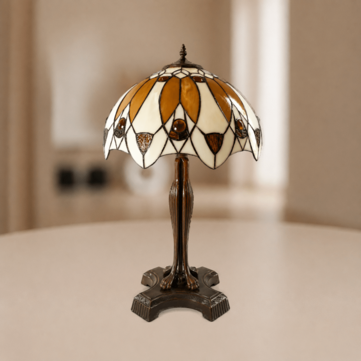 Tiffany tafellamp in Art Deco-stijl met geometrische glas-in-loodkap en metalen voet
