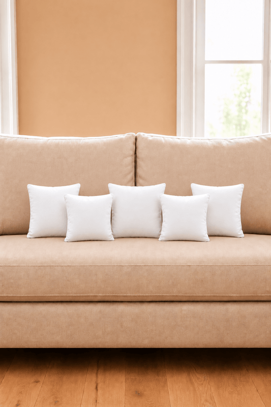 Polyester binnenkussen 30 × 30 cm, in een verzorgde woonsetting met zichtbare textuur en vorm.