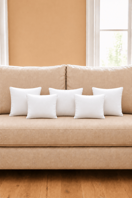 Polyester binnenkussen 30 × 40 cm, in een verzorgde woonsetting met zichtbare textuur en vorm.