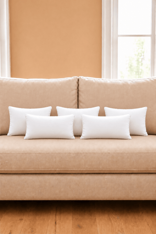 Polyester binnenkussen 30 × 50 cm, in een verzorgde woonsetting met zichtbare textuur en vorm.