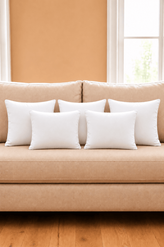 Polyester binnenkussen 40 × 50 cm, in een verzorgde woonsetting met zichtbare textuur en vorm.