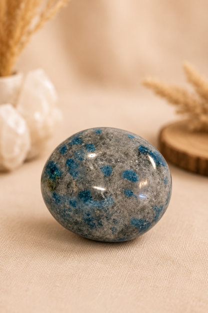 Natuurlijke Bergkristal Handsteen Met Exclusieve Blauwe Insluitingen