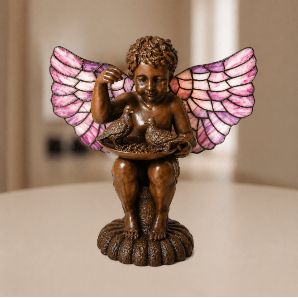 Brandende Tiffany engellamp met rozekleurige glas-in-loodvleugels en warme lichtgloed