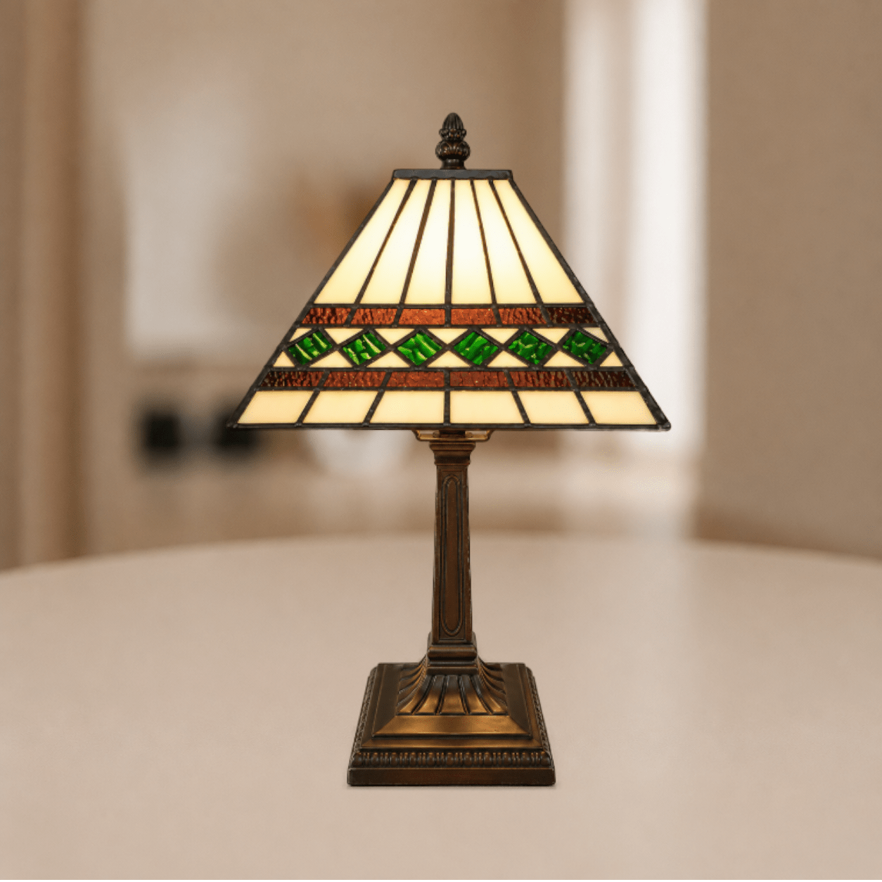 Brandende Tiffany tafellamp met beigekleurige en groenkleurige ruitmotieven in glas-in-lood