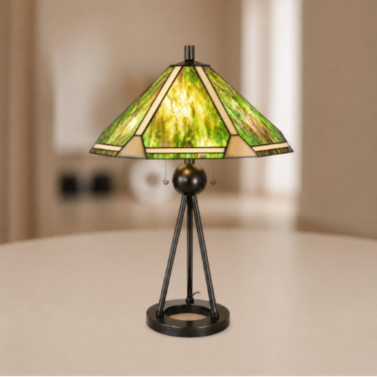 Brandende grote Tiffany tafellamp met groenkleurige glas-in-loodkap en open metalen driepootvoet
