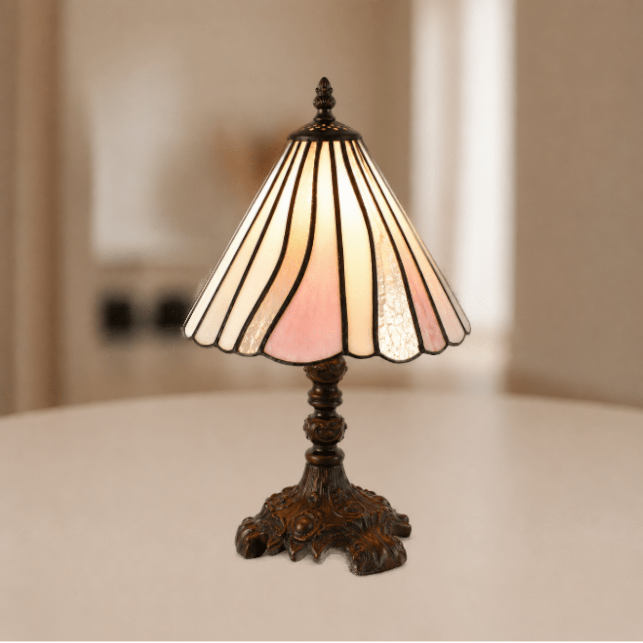 Brandende Tiffany tafellamp met rozekleurige, beigekleurige en witkleurige glas-in-loodpanelen en metalen voet