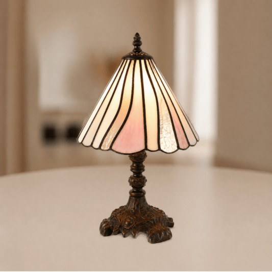 Brandende Tiffany tafellamp met rozekleurige, beigekleurige en witkleurige glas-in-loodpanelen en metalen voet