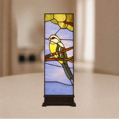Brandende Tiffany vogellamp met blauwkleurig en groenkleurig glas-in-lood en warme lichtgloed