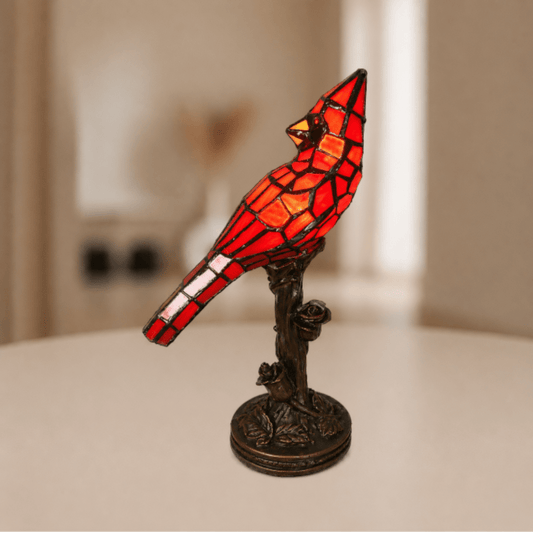 Brandende Tiffany kardinaalvogellamp met roodkleurig glas-in-lood en warme lichtgloed