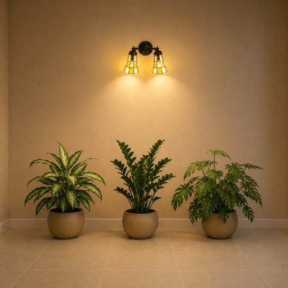 Brandende Tiffany wandlamp met twee bruinkleurige glas-in-loodkappen en warme lichtgloed