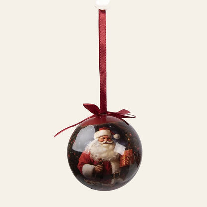 bruine kerstbal met kerstman die een cadeau vast heeft