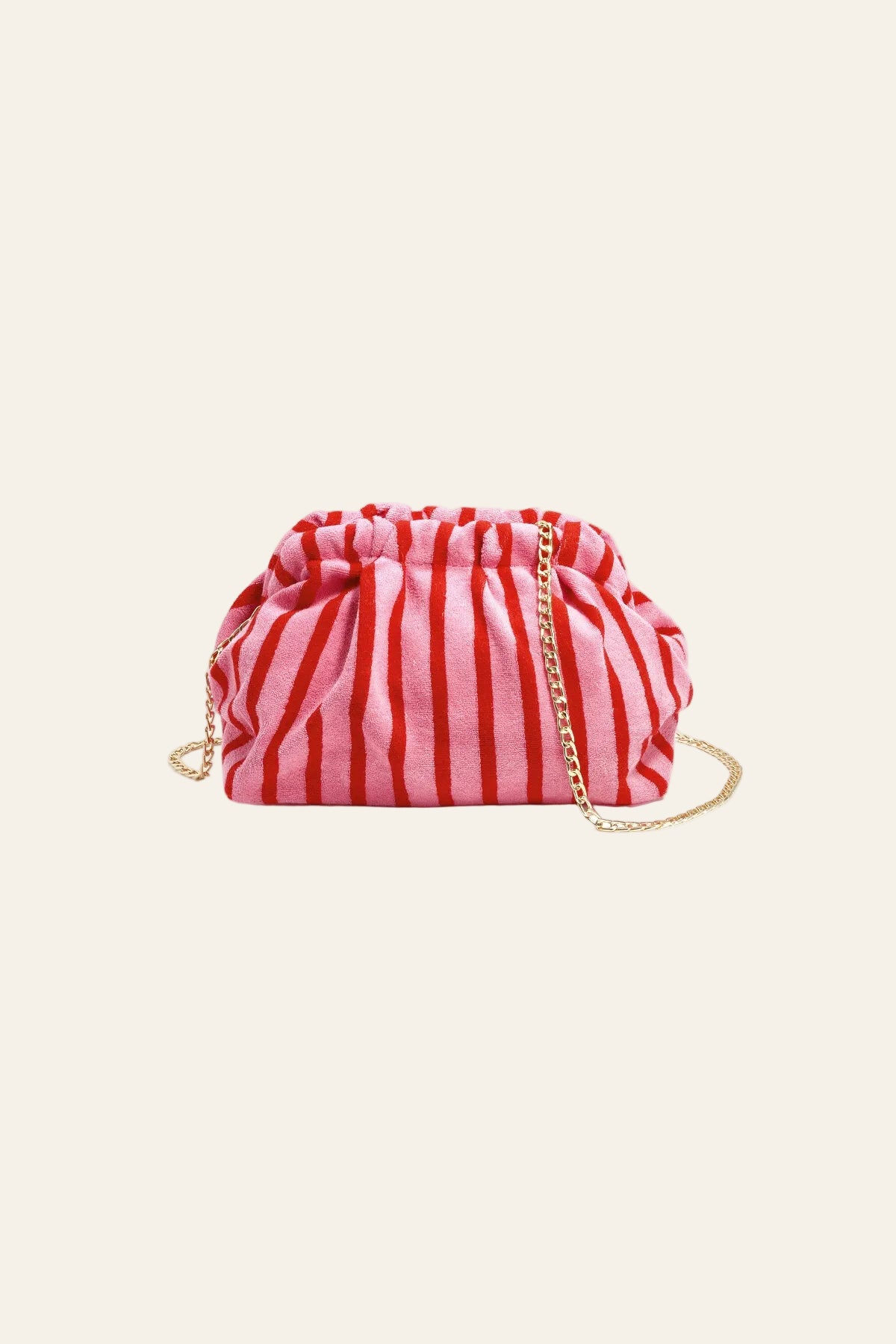 Voorkant van een rood gestreepte crossbodytas met trekkoordsluiting en een fijne kettingriem.